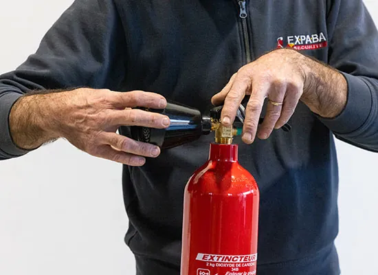 Technicien Expaba vérifiant un extincteur