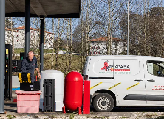 Technicien et véhicule d'intervention Expaba Sécurité